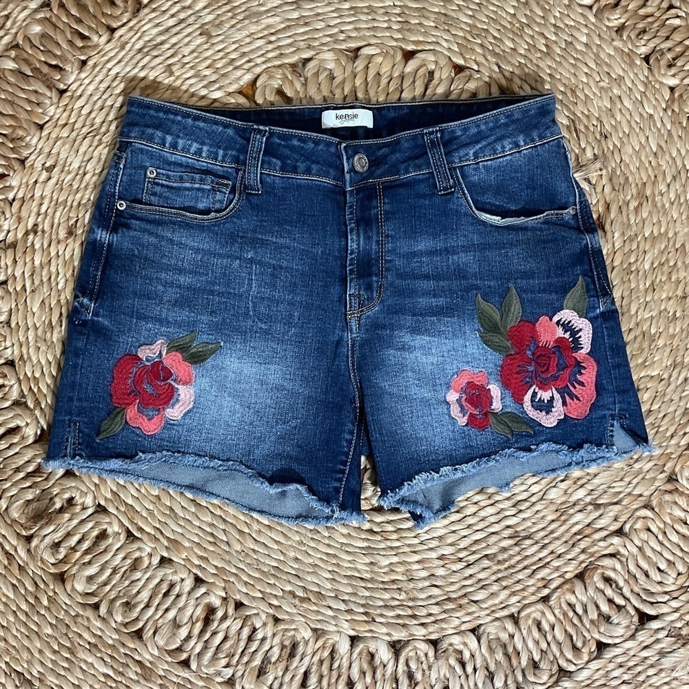 Kenzie Jeans Raw Hem Floral Embroidered Denim Shorts Size 6/28 Waist